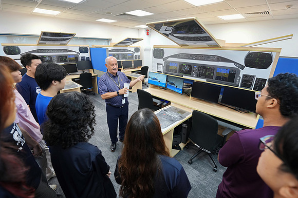 250515APWRK-AAIS-Aerospace Day-Boeing student visit-A1R00558