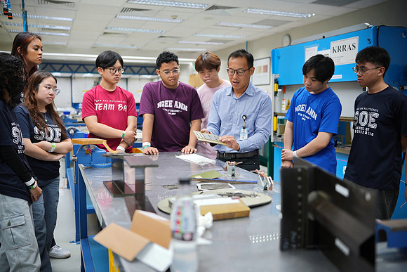 250515APWRK-AAIS-Aerospace Day-Boeing student visit-A1R00841
