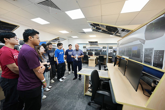 250515APWRK-AAIS-Aerospace Day-Boeing student visit-A1R00535
