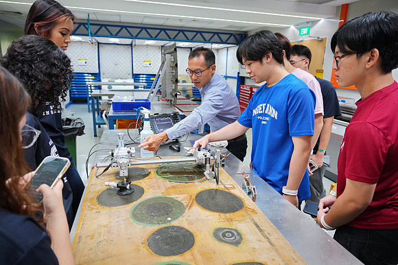 250515APWRK-AAIS-Aerospace Day-Boeing student visit-A1R00915