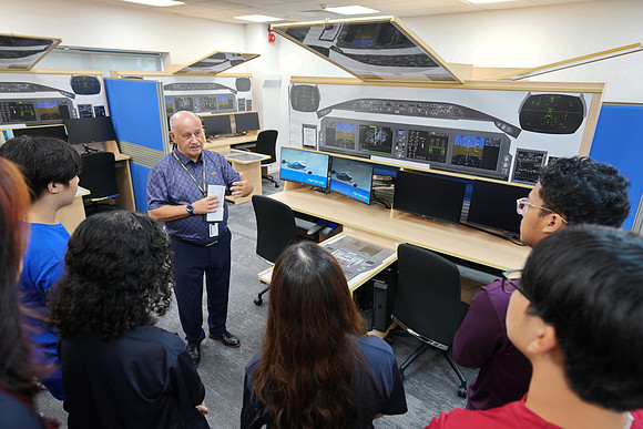 250515APWRK-AAIS-Aerospace Day-Boeing student visit-A1R00569