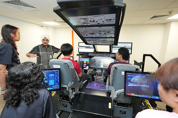 250515APWRK-AAIS-Aerospace Day-Boeing student visit-A1R00389