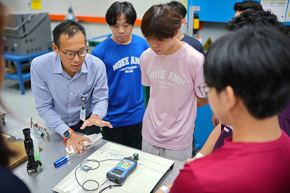 250515APWRK-AAIS-Aerospace Day-Boeing student visit-A1R00865
