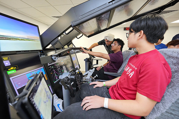 250515APWRK-AAIS-Aerospace Day-Boeing student visit-A1R00429