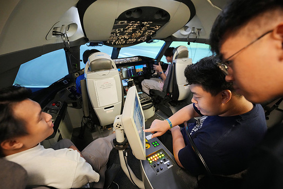 250515APWRK-AAIS-Aerospace Day-Boeing student visit-A1R00727