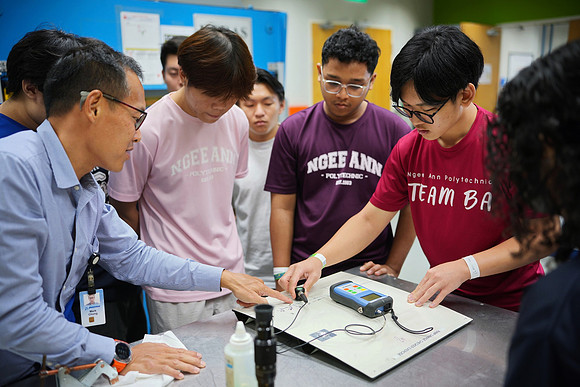 250515APWRK-AAIS-Aerospace Day-Boeing student visit-A1R00887