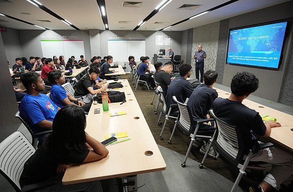 250515APWRK-AAIS-Aerospace Day-Boeing student visit-A1R00319
