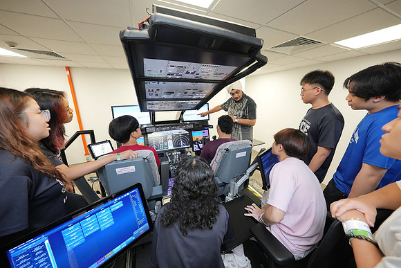 250515APWRK-AAIS-Aerospace Day-Boeing student visit-A1R00423