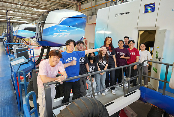250515APWRK-AAIS-Aerospace Day-Boeing student visit-A1R00767