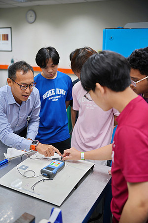 250515APWRK-AAIS-Aerospace Day-Boeing student visit-A1R00870