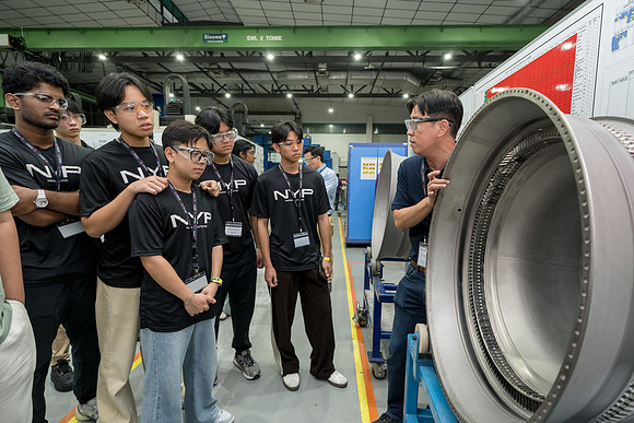 250515APWGC-AAIS-Aerospace Day-Barnes Aerospace student visit-0065_GPA05016