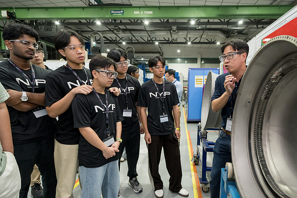 250515APWGC-AAIS-Aerospace Day-Barnes Aerospace student visit-0066_GPA05017