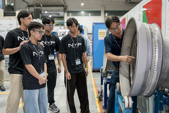 250515APWGC-AAIS-Aerospace Day-Barnes Aerospace student visit-0064_DSC00944