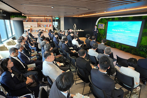 260903APWRK-AAIS-Japan Sg networking at EDB-R1_03325