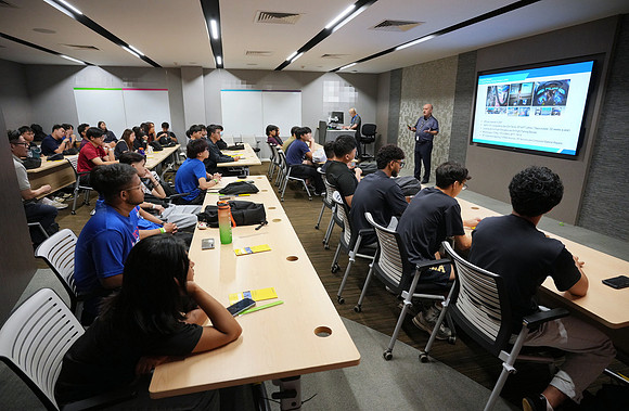 250515APWRK-AAIS-Aerospace Day-Boeing student visit-A1R00328