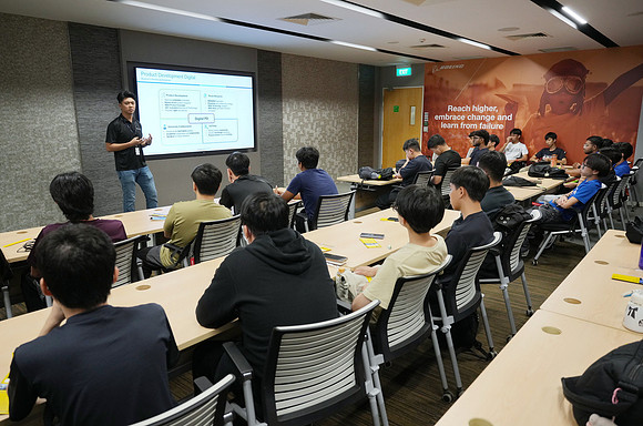 250515APWRK-AAIS-Aerospace Day-Boeing student visit-A1R00348