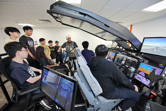 250515APWRK-AAIS-Aerospace Day-Boeing student visit-A1R00475