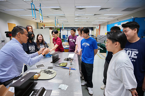 250515APWRK-AAIS-Aerospace Day-Boeing student visit-A1R00799