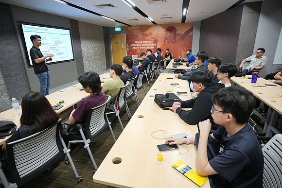 250515APWRK-AAIS-Aerospace Day-Boeing student visit-A1R00358