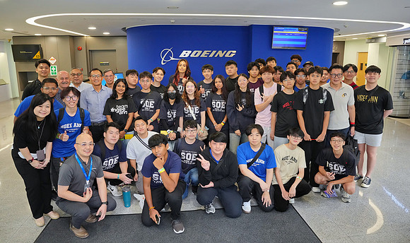 250515APWRK-AAIS-Aerospace Day-Boeing student visit-A1R00923