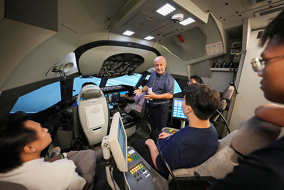 250515APWRK-AAIS-Aerospace Day-Boeing student visit-A1R00718