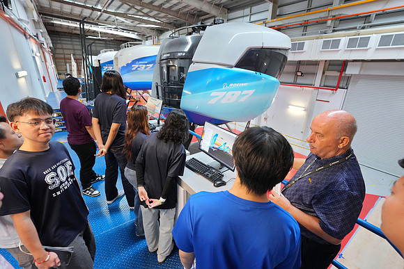 250515APWRK-AAIS-Aerospace Day-Boeing student visit-A1R00622