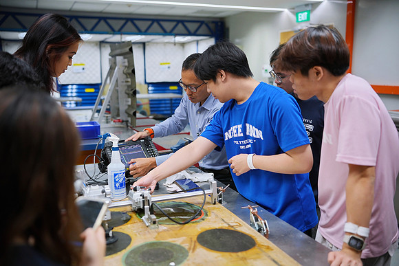 250515APWRK-AAIS-Aerospace Day-Boeing student visit-A1R00899