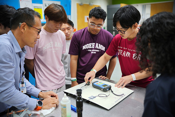 250515APWRK-AAIS-Aerospace Day-Boeing student visit-A1R00882