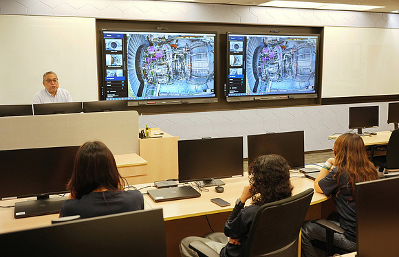 250515APWRK-AAIS-Aerospace Day-Boeing student visit-A1R00510