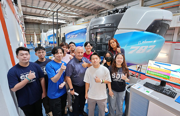 250515APWRK-AAIS-Aerospace Day-Boeing student visit-A1R00644