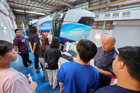 250515APWRK-AAIS-Aerospace Day-Boeing student visit-A1R00630