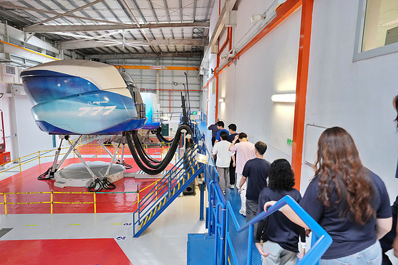 250515APWRK-AAIS-Aerospace Day-Boeing student visit-A1R00651
