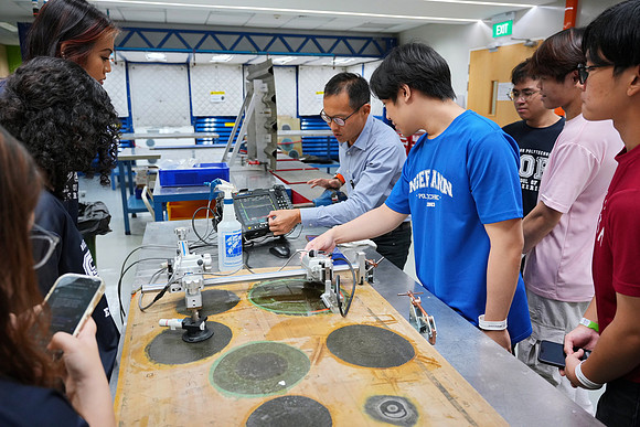 250515APWRK-AAIS-Aerospace Day-Boeing student visit-A1R00909