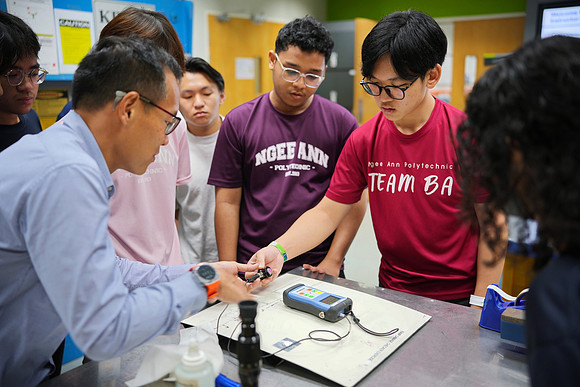 250515APWRK-AAIS-Aerospace Day-Boeing student visit-A1R00880