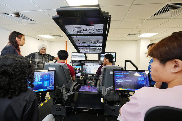 250515APWRK-AAIS-Aerospace Day-Boeing student visit-A1R00384