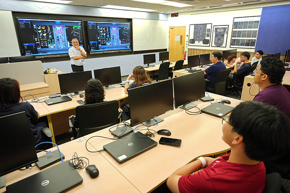 250515APWRK-AAIS-Aerospace Day-Boeing student visit-A1R00500