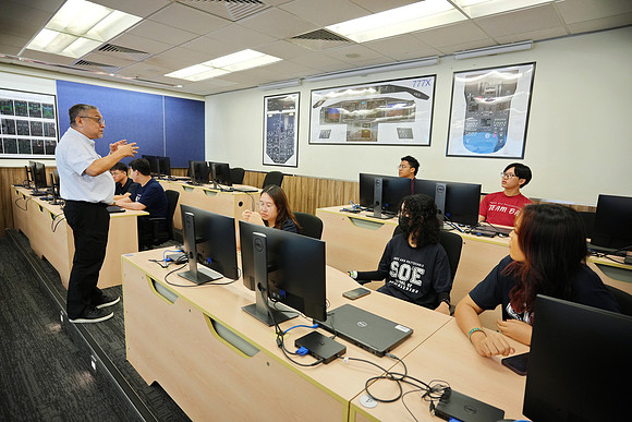 250515APWRK-AAIS-Aerospace Day-Boeing student visit-A1R00486