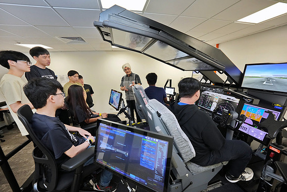 250515APWRK-AAIS-Aerospace Day-Boeing student visit-A1R00470