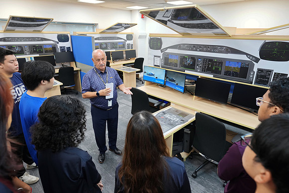 250515APWRK-AAIS-Aerospace Day-Boeing student visit-A1R00577