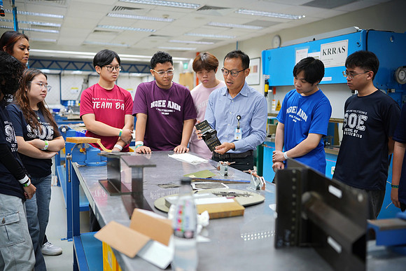 250515APWRK-AAIS-Aerospace Day-Boeing student visit-A1R00849