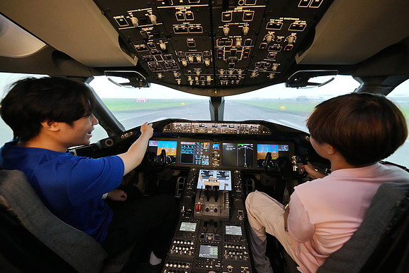 250515APWRK-AAIS-Aerospace Day-Boeing student visit-A1R00744