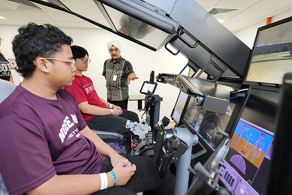 250515APWRK-AAIS-Aerospace Day-Boeing student visit-A1R00400