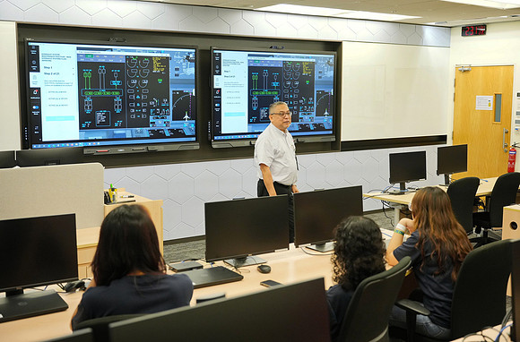 250515APWRK-AAIS-Aerospace Day-Boeing student visit-A1R00514